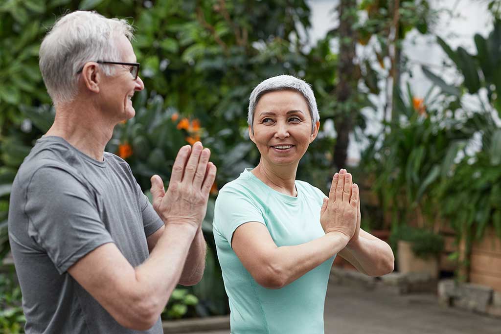 Eldre par i namaste stilling