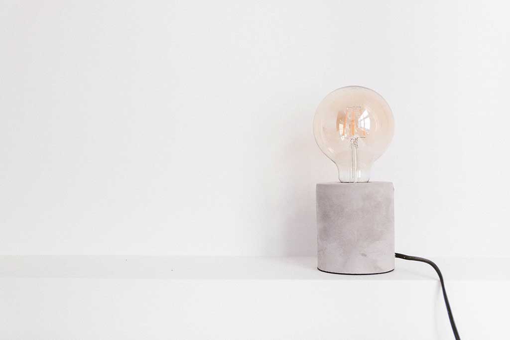 En pære i en sten lampe som skal illustrere en bærekraftig livsstil med bærekraftig energibruk