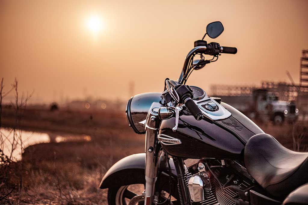 Motorsykkel ute i horisonten