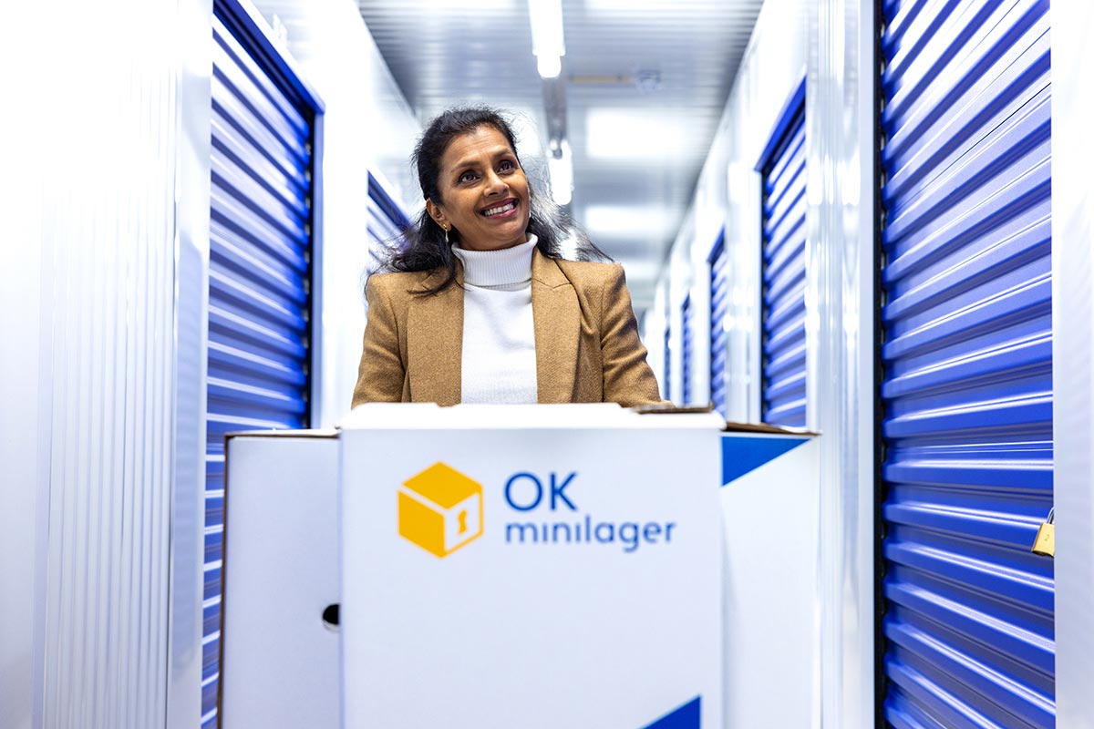 En dame har valgt oss som en smart løsning, og går med noen bokser i ett av våre lagerbygg