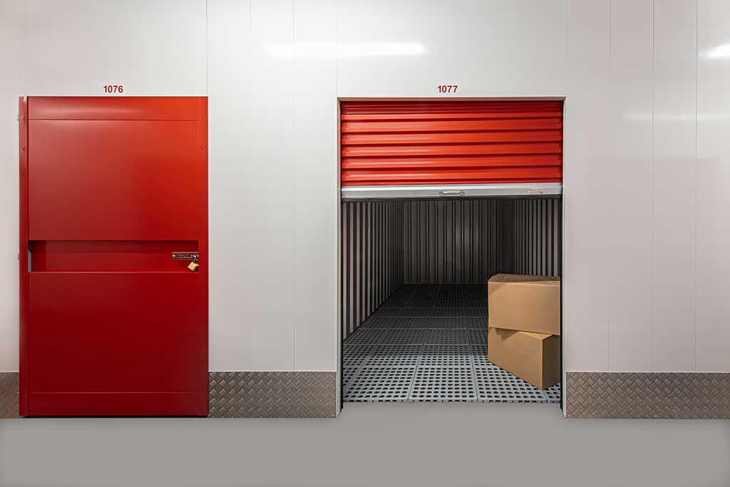 Et åpen minilager-bod i et City Self-Storage lagerbygning