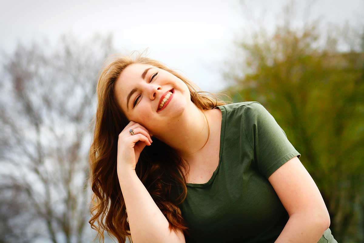 Glad smilende kvinne